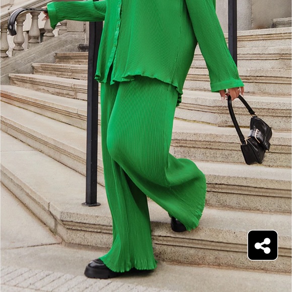 Pretty Little Thing Wide Leg Plisse Pants - Picture 2 of 3